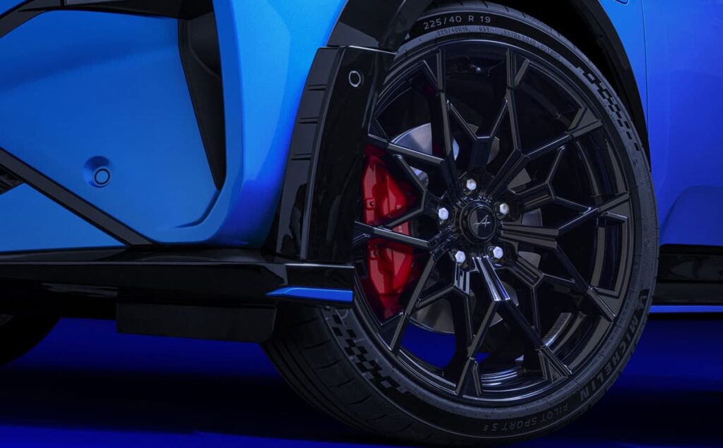 גלגלי 19" עם צמיגי Michelin ספורטיביים